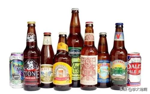 到底什么才是精酿啤酒，这两年都在流行精酿啤酒，精酿啤酒跟平常的啤酒有啥不一样