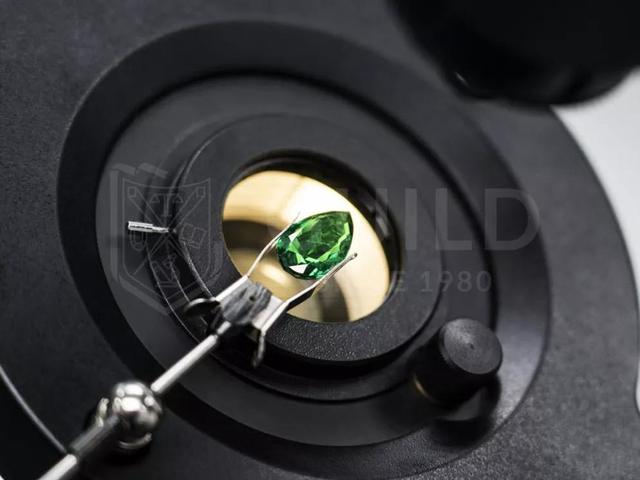 如何判断石头是不是玉石,怎样辨别一块石头是不是玉？需要详细回答？