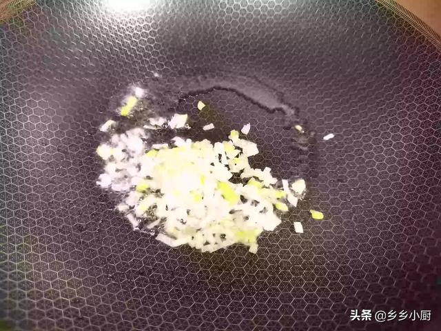 饭店大厨教你不重样做蛋炒饭，做蛋炒饭用隔夜饭到底对不对为什么饭店大厨都用新蒸的米饭炒