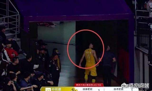 王钟瑶事件5分37秒是什么意思，啥情况。被罚出场后，为什么孙铭徽会和辽宁美女球迷发生争执