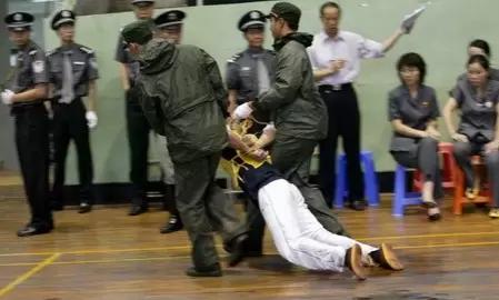 那些死刑犯在执行死刑时到底怕不怕？