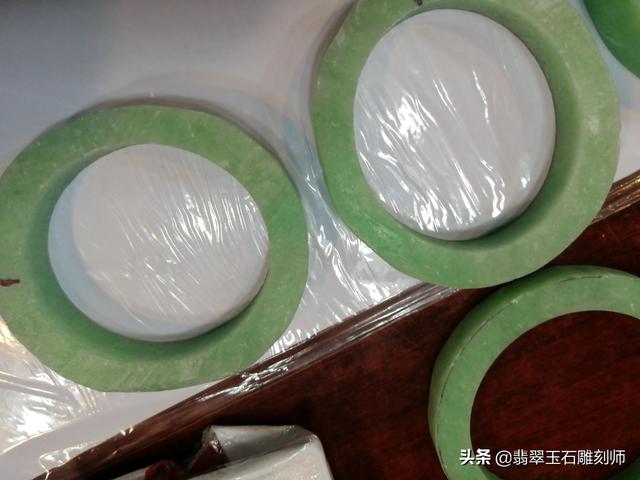 诺里奇梗价格:诺里奇梗 请问如图手镯目前市面多少价位？