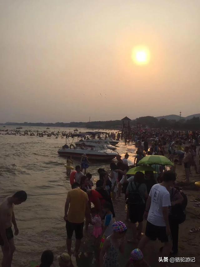 夏威夷海滩日光浴:夏天想带四岁孩子去海边玩，哪里或者哪个城市比较适合？