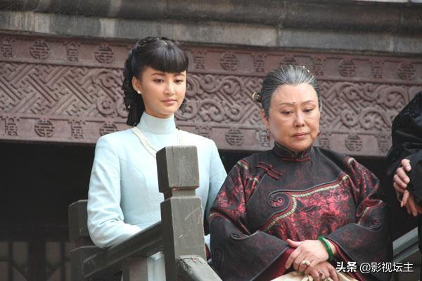刘晓庆多大了:刘晓庆现身澳洲被路人拍到，63岁身材如何？