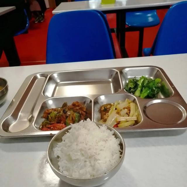 社区食堂若普及会带来哪些好处，天天在单位食堂吃饭是一种什么感觉，谈谈你的看法