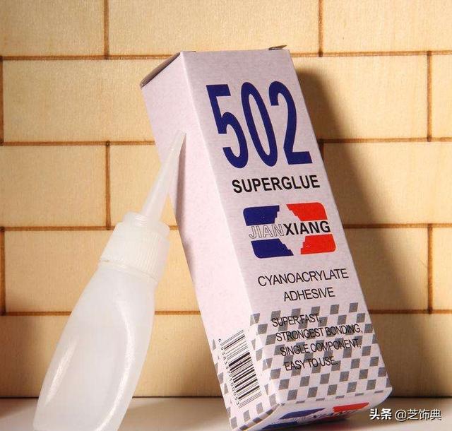 双腿被胶水粘住小说:被502粘手已经干了，怎么弄掉？
