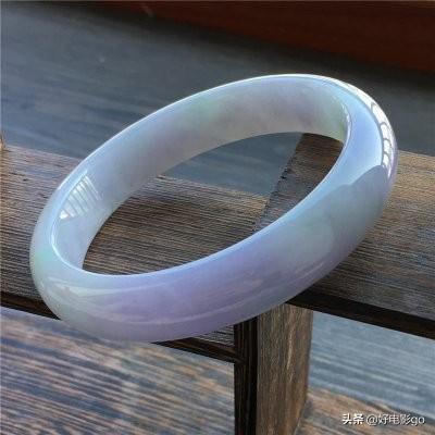 1万左右的翡翠手镯怎么挑选,想买个玉镯，预算1W左右，推荐啥品牌呢？