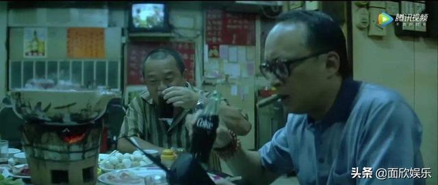 香港黑帮电影中,为什么老大们碰面经常喝可乐？