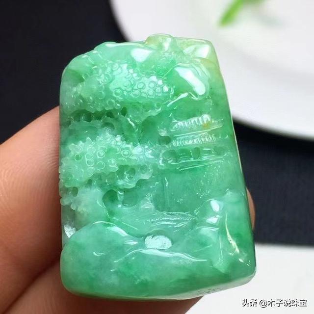 2000块的玉镯是真的吗,2000元能买个什么样的翡翠？