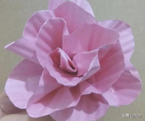 100种皱纹纸折花简单,怎么做简单又漂亮的纸花？