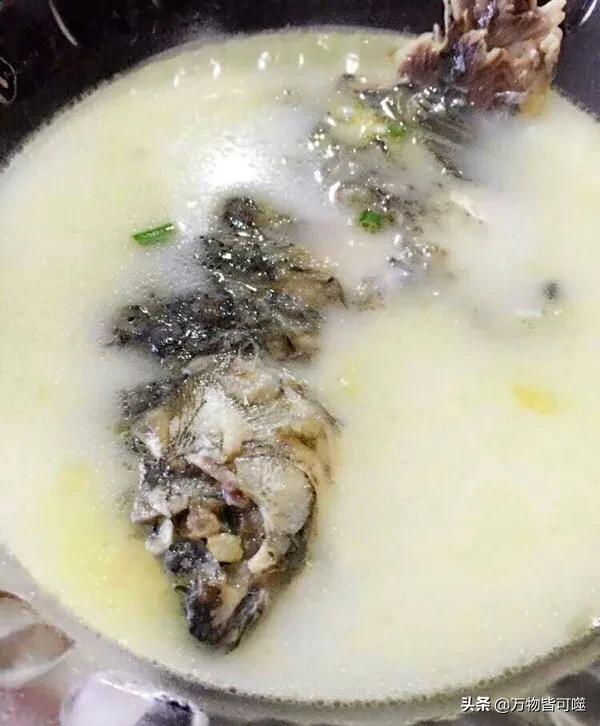 月子餐鲫鱼汤怎样做好喝，月子期间该如何饮食？喝鲫鱼汤怎么样，奶水会有鱼腥味吗？