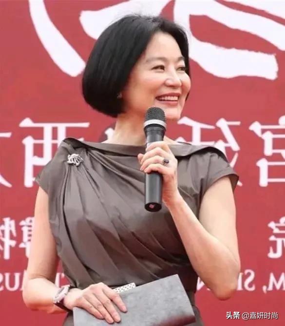 海青短发图片:女人过了50留直发好看吗会不会显年轻