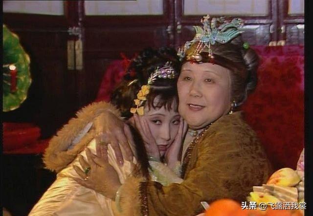 高调宠爱 笑佳人:《红楼梦》里薛宝琴取代黛玉成贾母的新宠，黛玉为何不吃醋？