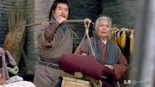 《水浒传》中王进本是个好教头，为何深夜要带母离家？
