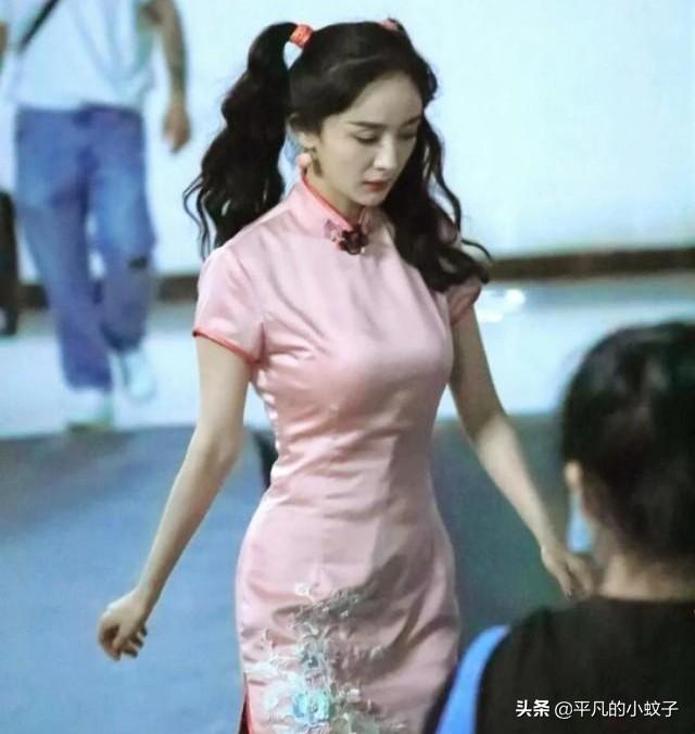 杨幂深夜赴美容院:杨幂粉色旗袍加马尾辫被吐槽装嫩，三十多岁还少女装扮，你怎么看
