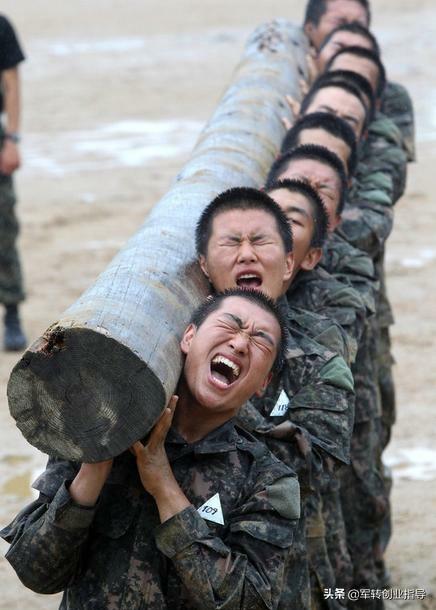 杨根思连:电影《长津湖》中杨根思为什么抱着炸药包冲过去而不直接扔？