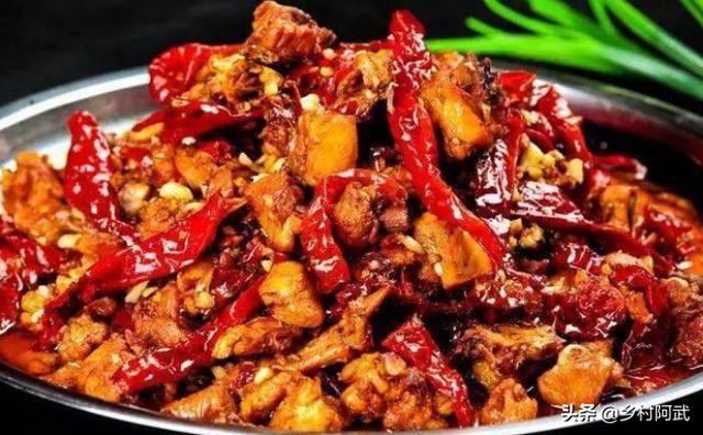 辣炒鸡胸肉怎么做好吃:鸡胸肉怎么做不辣 家庭炒鸡肉需要焯水吗，怎么做简单又好吃？