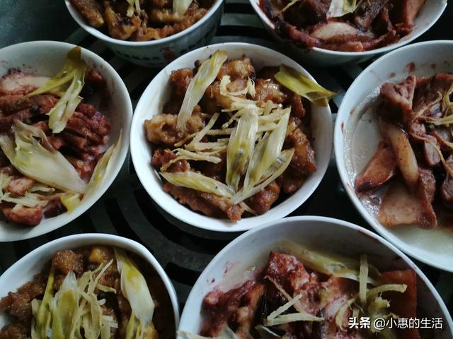 河南爆红小博美闹闹:今年的除夕夜你是哪里过的？有家人或者爱人陪伴吗？