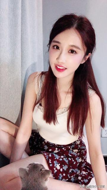 头条问答 - 虎牙女主播轩子巨二兔直播敲碗,水友:简直要命了!