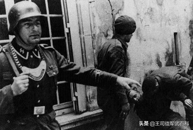 战地3装备狗牌:为什么有的二战德国兵，脖子上会挂着一块半月形牌子？