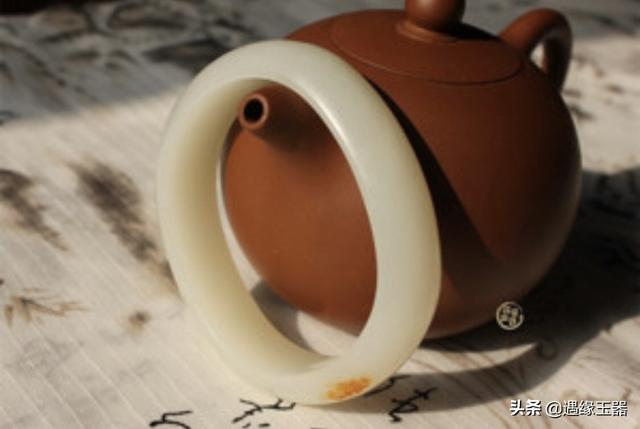 女人戴和田玉手镯的好处,如何买到高质量的和田玉手镯呢？