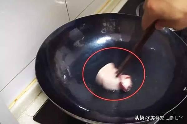 新买的锅第一次怎么处理,刚买的新锅该如何处理才不粘锅？