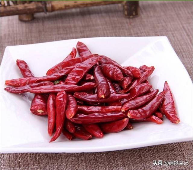 羊角恶魔:酸辣粉的油辣子怎么熬制？