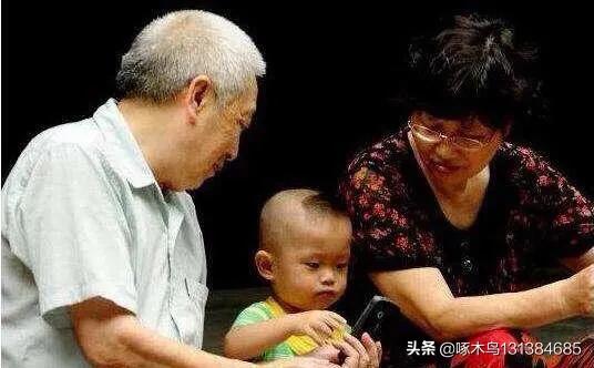 小孩总爱跟着爷爷奶奶他们总爱惯着孩子怎么办？我说什么都没用？