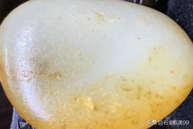 和田玉沙枣青籽料原石价格,12000元能买什么样的和田籽料原石？