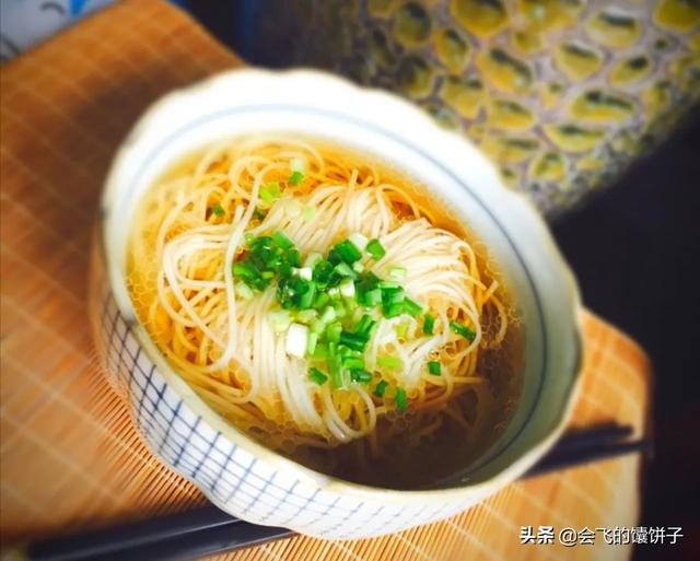 为什么面馆里一般都是用水煮面然后放高汤里，而不直接用高汤煮面？插图59