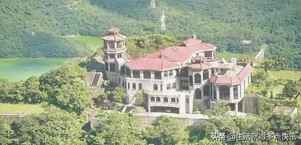 于文凤照片:周星驰电影很搞笑，生活中的他是否很悲凉，孤苦无依