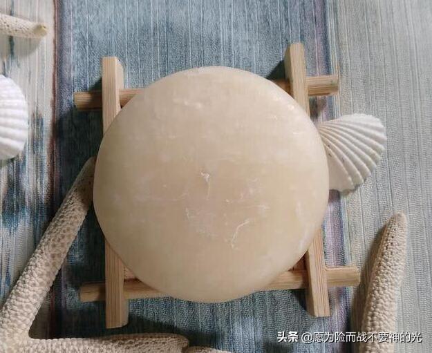 毛孔芝麻:毛孔里反复挤出来的“小米粒”，到底是什么东西？