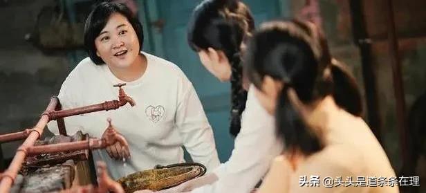 贾玲的儿子老公是谁:为什么电影《你好，李焕英》中贾玲对父亲的形象轻描淡写？