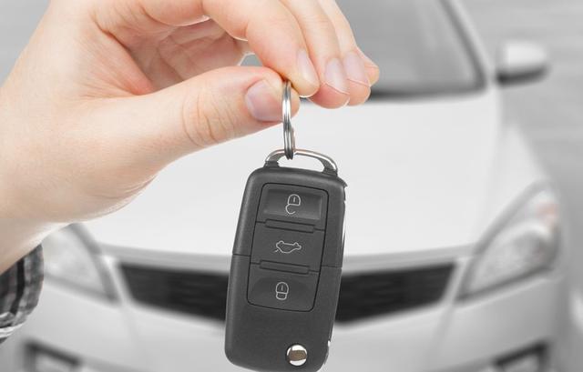 無鑰匙啟動的車如果在啟動狀態下，車主帶著鑰匙離開車，其他人能不能把車開走？需要註意什麼？