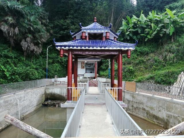 各位老师,能帮忙看图写副对联吗？带横批,或另作一首诗也行？