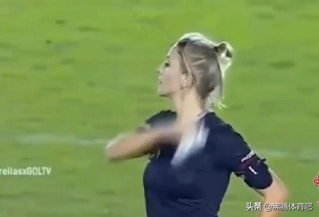 美女裁判乌利亚娜假装掏黄牌来“吓唬”球员是怎么一回事？你怎么看？