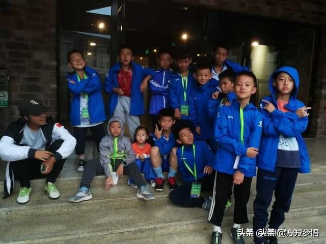 孩子在上学的路上把早餐给乞讨者吃了,被爷爷骂了没出息,我该怎么安慰孩子？