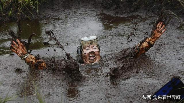 沼泽地的液体密度比水的密度大,但是人在沼泽地中挣扎会下陷,在游泳池