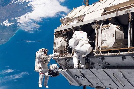 宇航员从太空回来都说有神，女性宇航员在太空来了例假，该怎么办