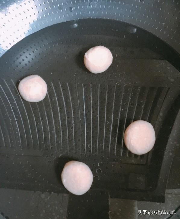 请问鸡胸肉做丸子的详细配料！具体如何做好吃？谢谢？