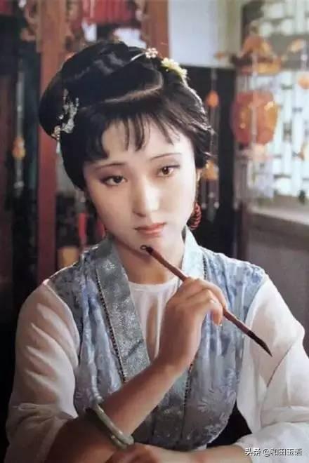 戴玉手镯对女性有什么好处和坏处,买玉手镯好，还是买黄金手镯好？