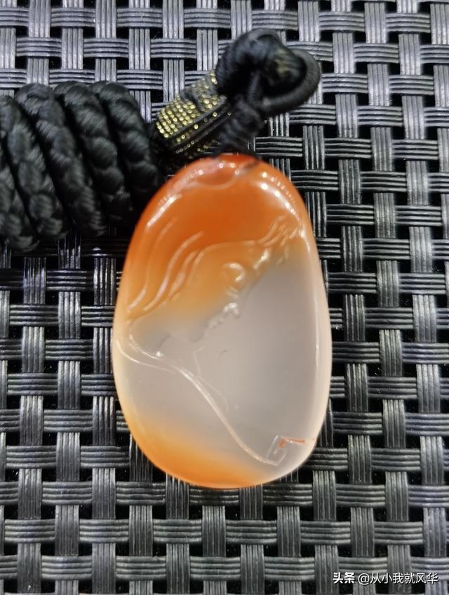 白色不透明是什么玉,南红不透光是假的吗？为什么？