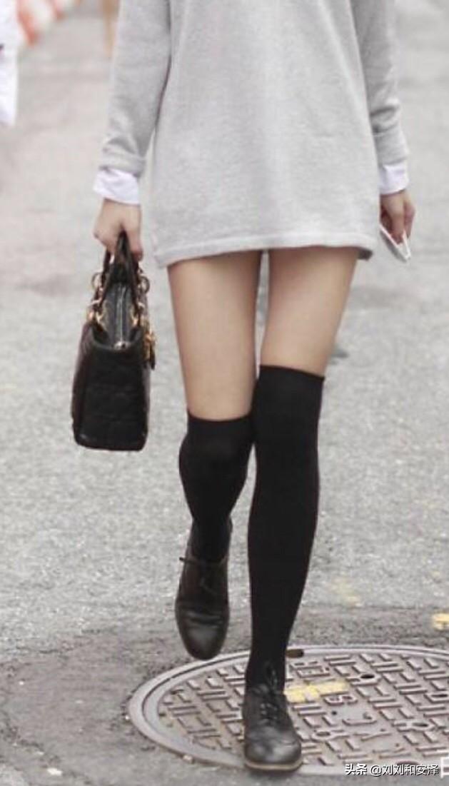 黑色中筒袜穿什么鞋比较好看？插图11