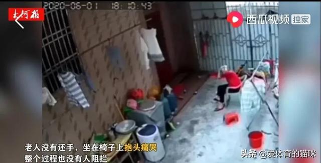 穿卡通T恤做蛋挞大脑门抢镜，男童持棍殴打老人，无人制止，两分钟后老人痛苦哀嚎，怎么回事