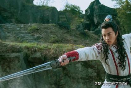 《剑王朝》中“那个人”指的是谁？他的武功达到了什么境界？