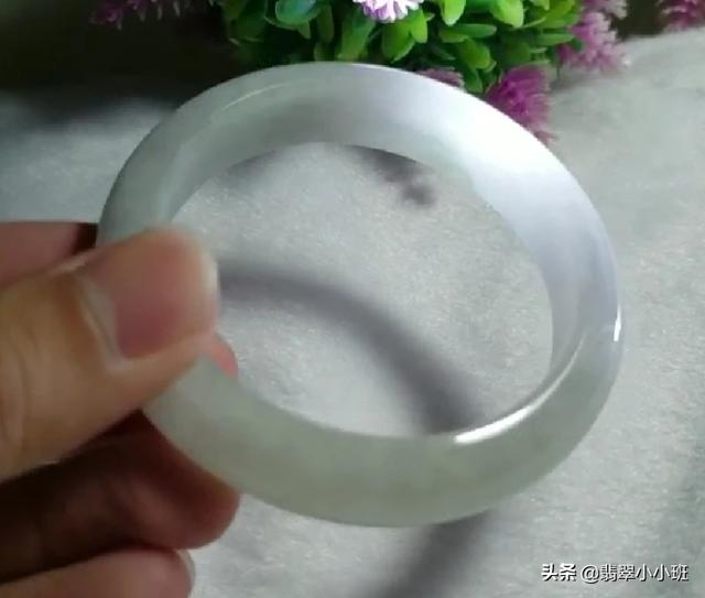 糯化种手镯大概多少钱一只,这样的翡翠手镯大概多少钱？