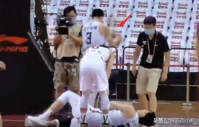 李弘基狠狠地:李晓旭受伤，赵继伟问了两句话后将球狠狠砸向地板，他为啥这样？