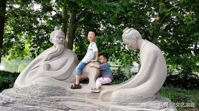 “本是青灯不归客,却因烛酒留凡尘,星光不问赶路人,岁月不负有心人”你是怎么理解的？