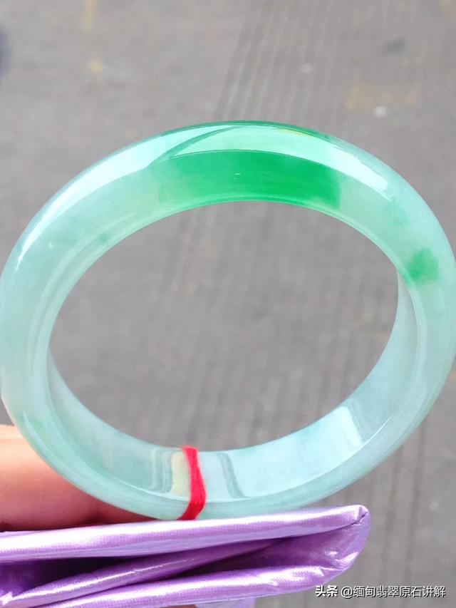 带有裂纹的翡翠不吉利,翡翠中的棉和石纹算瑕疵吗？