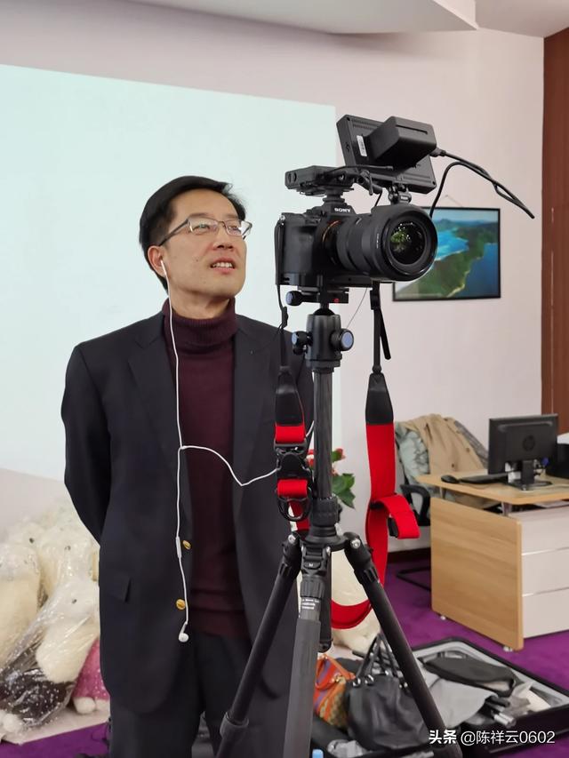 有些电视台报社开始裁人了,被裁下来的摄影师和摄像师的出路在哪里？